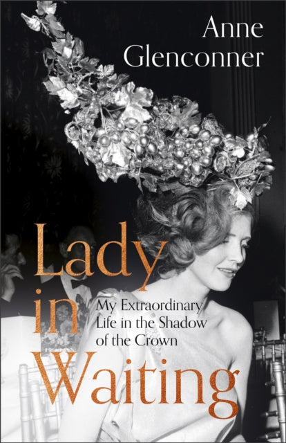 Lady in Waiting : My Extraordinary Life in the Shadow of the Crown - 9781529359060